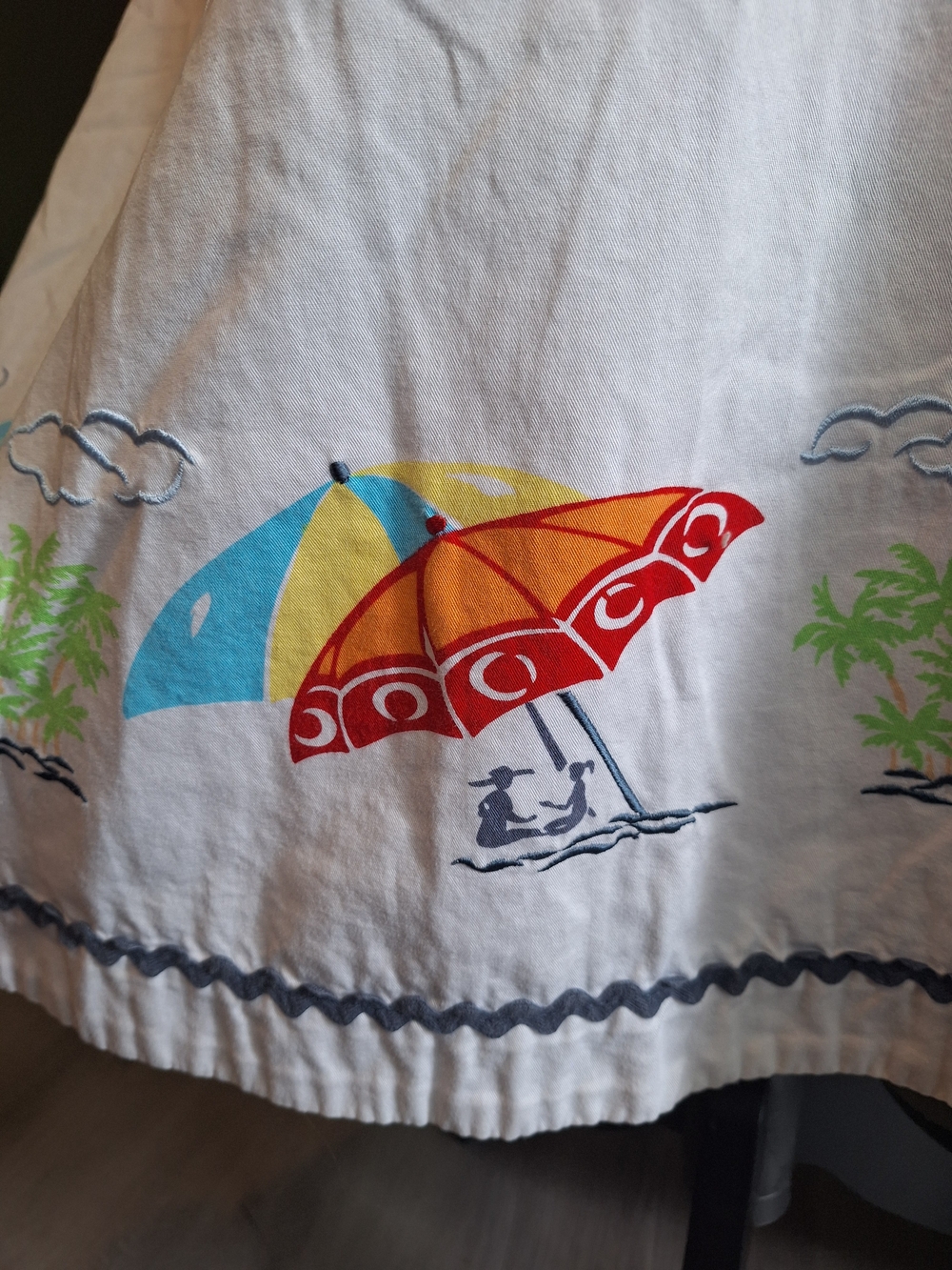 Liz Claiborne White Circle Skirt with Colorful Beach Umbrella Panel - Picture 2 of 4